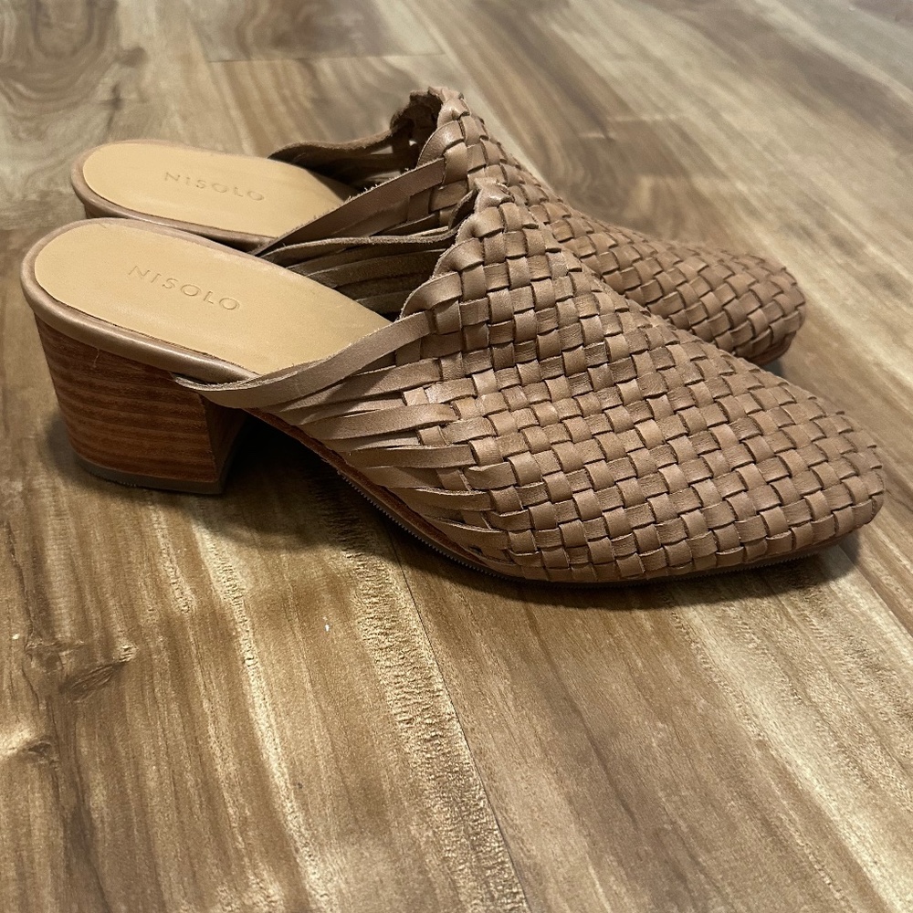 NWT never worn Nisolo size 10 all day woven heeled mule Almond